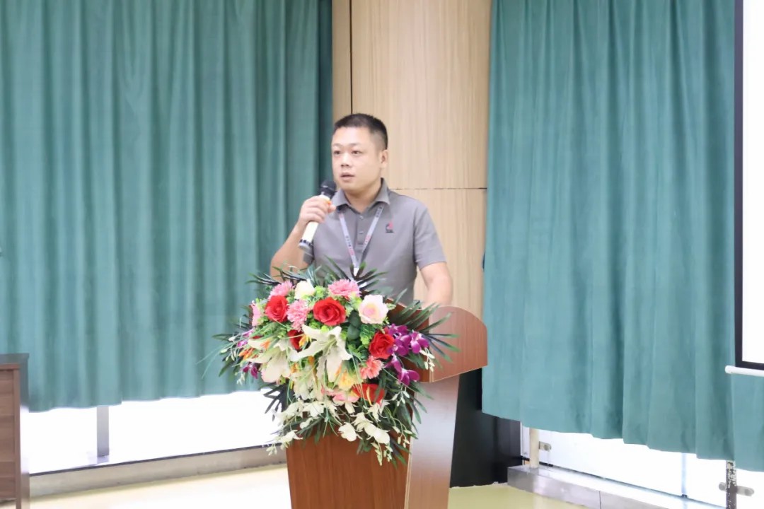 顯微分析項目負責人鄧偉